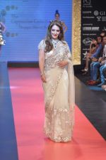 pria Kataria puri walks the ramp for Cappuccino Collection Show at IIJW Day 3 on 21st Aug 2012 (60).JPG